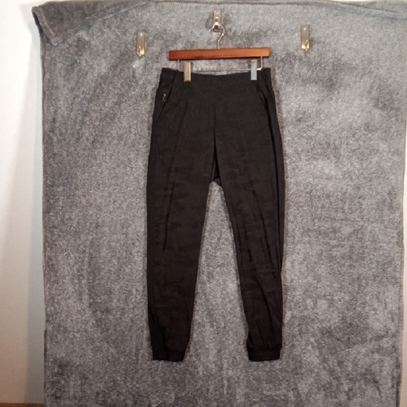 Athleta Brooklyn Textured Jogger in Black High Rise Gorpcore Outdoor Womens 8 - Picture 3 of 11